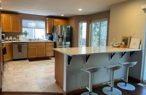 Beaverton House | Large Beautiful Home for Groups + Families + Relaxing Near Intel/Nike