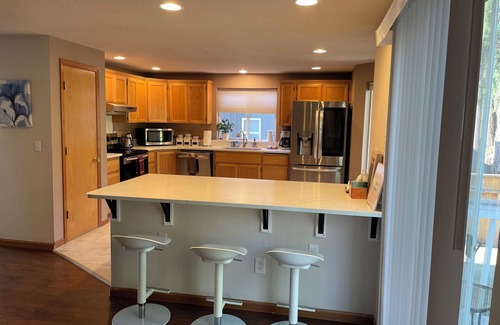 Beaverton House | Large Beautiful Home for Groups + Families + Relaxing Near Intel/Nike