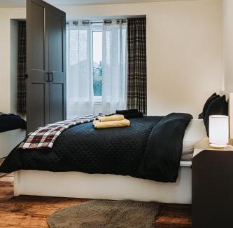Longcroft House | Large bedroom, close to Airport and City Centre