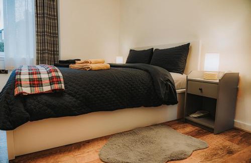 Longcroft House | Large bedroom, close to Airport and City Centre