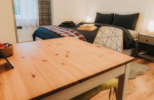 Longcroft House | Large bedroom, close to Airport and City Centre