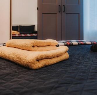 Longcroft House | Large bedroom, close to Airport and City Centre