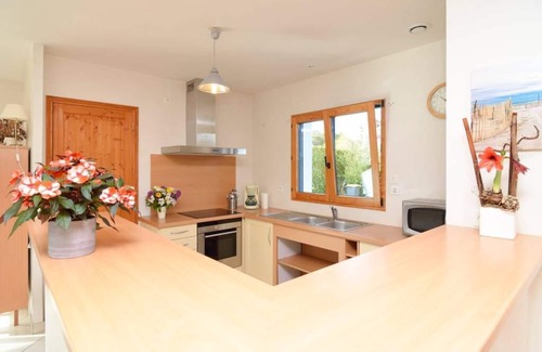Merlevenez House | Large bright house, enclosed garden 3 km from the beaches of PLOUHINEC, WIFI