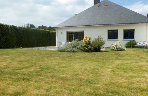 Merlevenez House | Large bright house, enclosed garden 3 km from the beaches of PLOUHINEC, WIFI