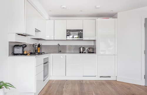 Walpole Apartment | Large Bright One Bedroom Apartment, 5 Minutes Walk From Ealing Broadway Station!