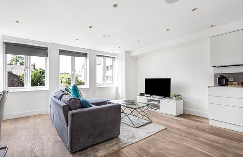 Walpole Apartment | Large Bright One Bedroom Apartment, 5 Minutes Walk From Ealing Broadway Station!