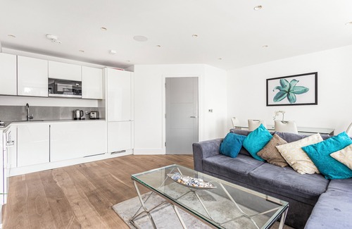 Walpole Apartment | Large Bright One Bedroom Apartment, 5 Minutes Walk From Ealing Broadway Station!