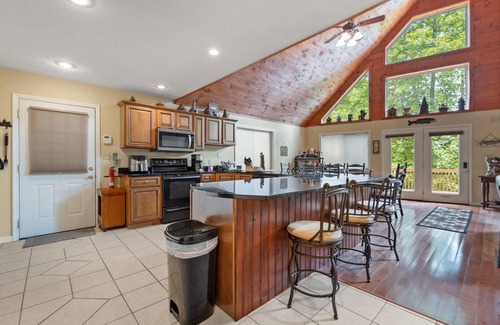 Rogers Cabin | Large Cabin Located on Deer Water Lake