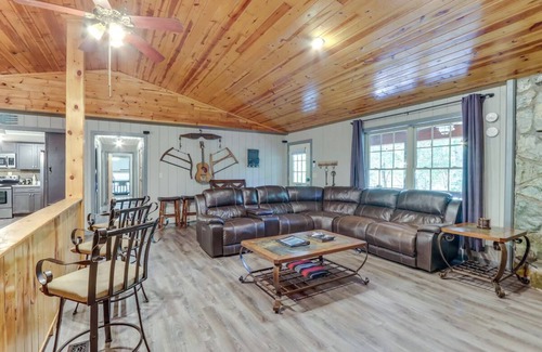 Cleveland House | Large Cabin w/Hot Tub, Game Room & Fire Pit! 15 min from Helen. Pet Friendly