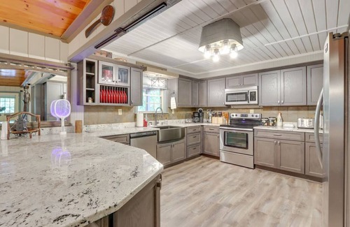 Cleveland House | Large Cabin w/Hot Tub, Game Room & Fire Pit! 15 min from Helen. Pet Friendly