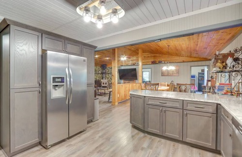 Cleveland House | Large Cabin w/Hot Tub, Game Room & Fire Pit! 15 min from Helen. Pet Friendly