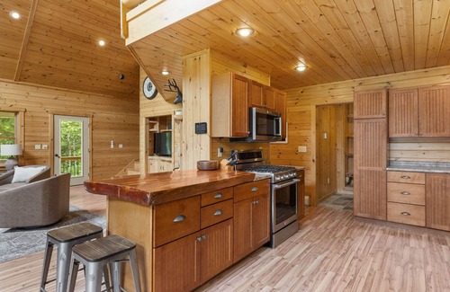 Greenwood Ski Chalet | Large chalet, hot tub, fire pit, grill, ping pong. Ski, bike, hike out the door!