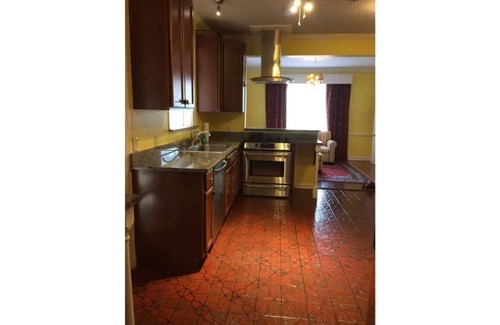 University District House | Large Charming Midtown 4000 f²,5 BR,8 beds,3.5 bath sleeps 14