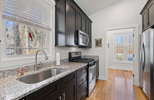 Hendersonville House | Large, Chef's Kitchen! Walk to Downtown, Breweries & the new Ecusta Trail