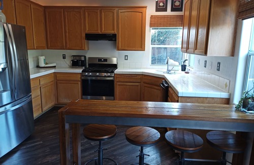 North Hollywood House | Large Clean Home in Safe Gated Community
