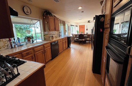 Sylvia Park House | Large Comfy Topanga Canyon Family Getaway near State Park and Pacific Ocean