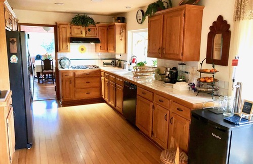 Sylvia Park House | Large Comfy Topanga Canyon Family Getaway near State Park and Pacific Ocean