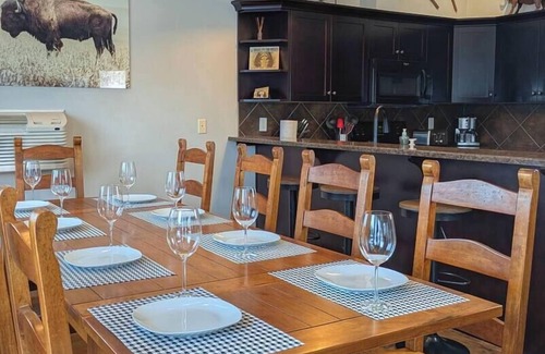 East Kootenay Apartment | Large Condo Mountain View (5 bed/Sleeps 11)