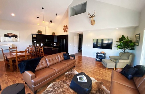 East Kootenay Apartment | Large Condo Mountain View (5 bed/Sleeps 11)