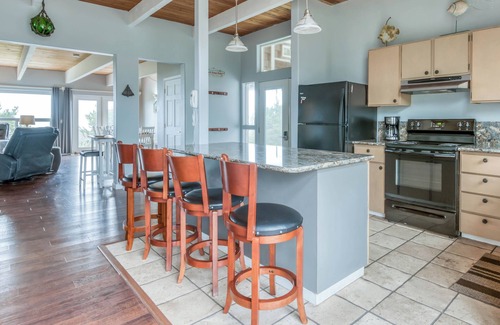Rockaway Beach House | Large Deck at this Oceanfront home with Views of Twin Rocks, Beach and Lake