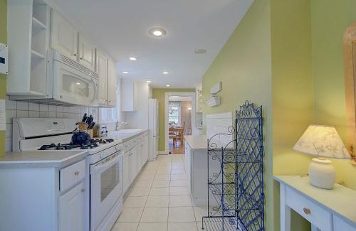 West Harwich House | Large Deck Fire Pit Dog Friendly Near Beach - Sleeps 10