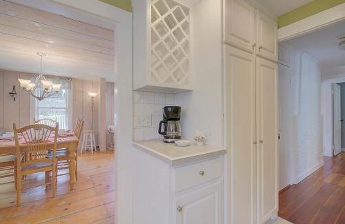 West Harwich House | Large Deck Fire Pit Dog Friendly Near Beach - Sleeps 10