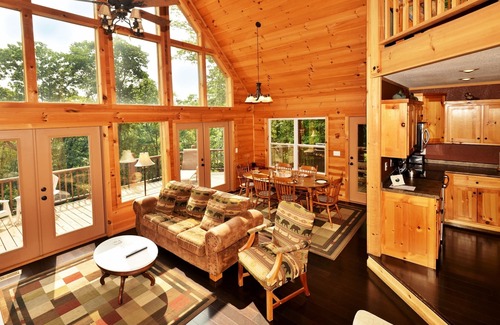 Unaka Ski Chalet | Large Deck & Mountain Views! Starlink Wi-Fi & Discounts!
