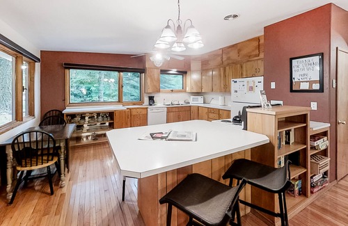Joseph House | Large Dog-Friendly Duplex with Lovely Interior + Free WiFi, Private Washer/Dryer