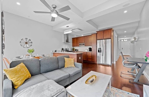 Downtown Pittsburgh House | Large Downtown Loft |Free Parking| Gym | City View