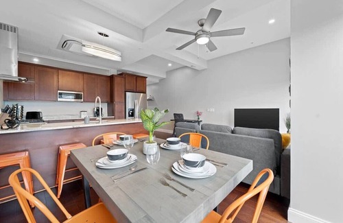 Downtown Pittsburgh House | Large Downtown Loft |Free Parking| Gym | City View