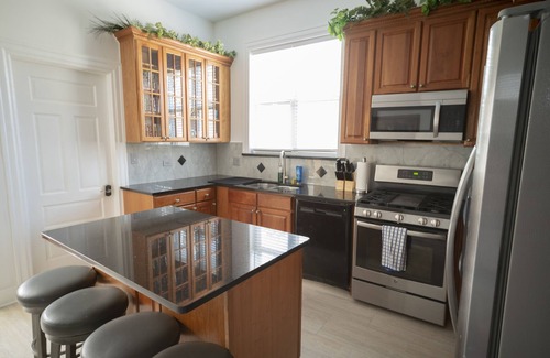 Lake View East Apartment | Large, Exquisitely Decorated in Heart of East Lakeview Near Wrigley & Lakefront