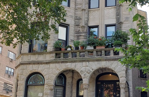 Lake View East Apartment | Large, Exquisitely Decorated in Heart of East Lakeview Near Wrigley & Lakefront
