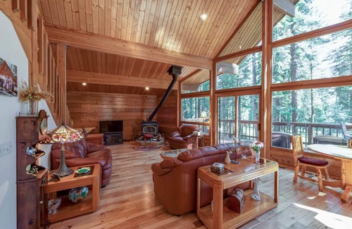 Lake Almanor West Cabin | Large family cabin getaway on Golf Course at Lake Almanor West