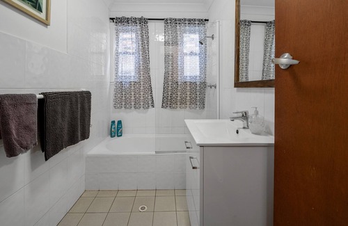 Basin View House | Large family friendly home close to Jervis Bay, Huskisson and great beaches