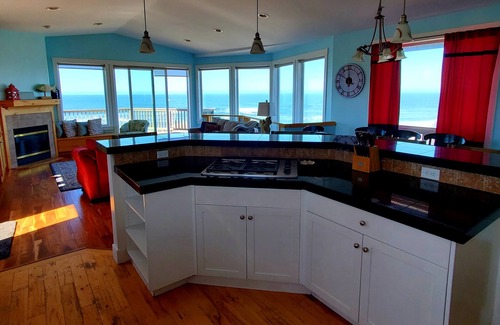 Lincoln Beach House | Large family-friendly home; Walk to Bella Beach; Ocean View; Hot Tub