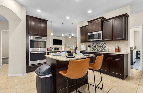 Temple House | Large Family/Group Retreat Near Medical. Games+Movie Theatre+Billiards Book Now!