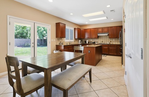 Visalia House | Large Family home near Sequoia National Park