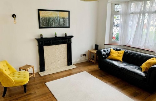 St. Andrew's Apartment | Large family home with easy access to M25 & London