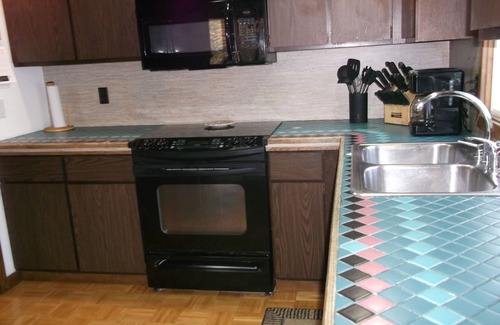 Kalkaska House | Large Family Home. Wrap Around Deck! Gas Fireplace! 3ooo Sq.ft