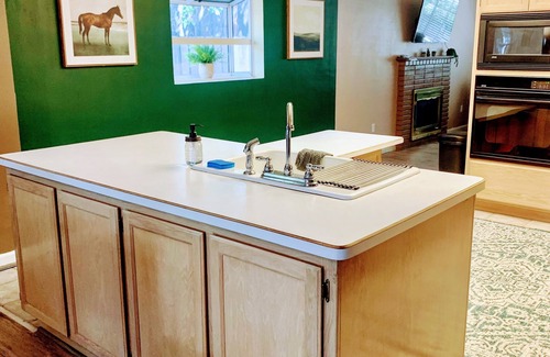 Kernville House | Large Family & Pet Friendly Downtown House, Hot Tub, Walking to river, Sequoias