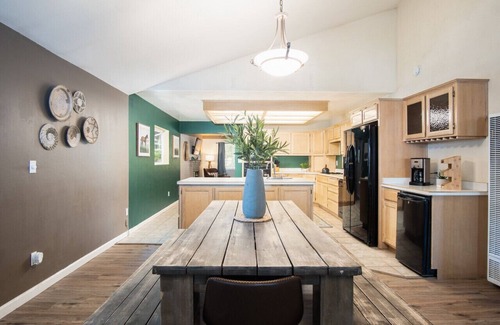 Kernville House | Large Family & Pet Friendly Downtown House, Hot Tub, Walking to river, Sequoias