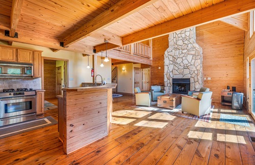 Huntersville Other | Large Farm House sleeps 10+ and 15 Minutes from Charlotte City Center