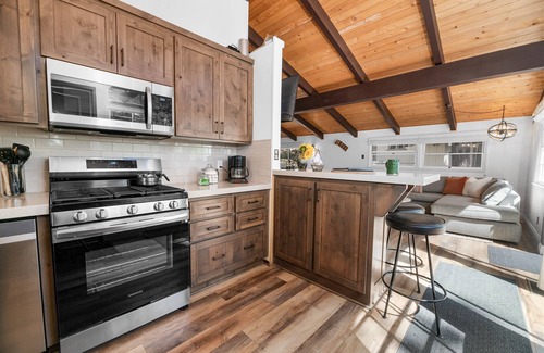 Moonridge Cabin | Large Fenced Yard Fire Pit EV Walk to Zoo/Bear Mountain ~ Antler Inn