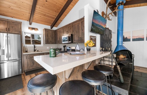 Moonridge Cabin | Large Fenced Yard Fire Pit EV Walk to Zoo/Bear Mountain ~ Antler Inn