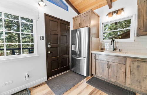 Moonridge Cabin | Large Fenced Yard Fire Pit EV Walk to Zoo/Bear Mountain ~ Antler Inn