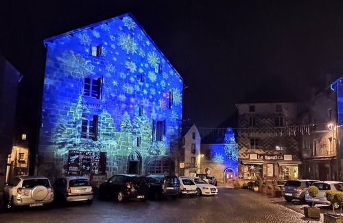 Besse-en-Chandesse House | Large house in the medieval city of Besse