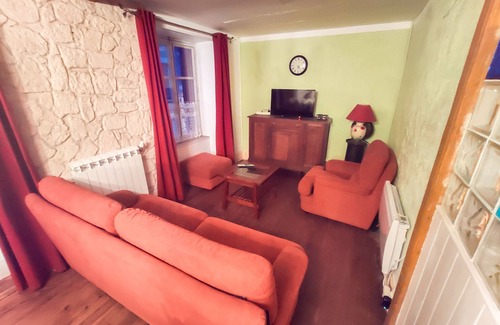 Besse-en-Chandesse House | Large house in the medieval city of Besse