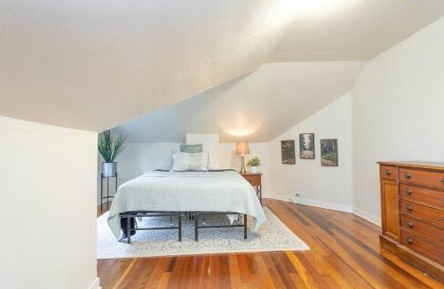 Fremont Apartment | Large funky 2 or 3 bedroom unit in prime location