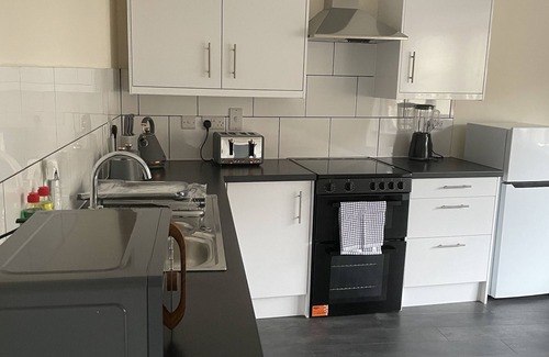 Bedford Apartment | Large, furnished 4 bedroom apartment suitable for workmen and teams