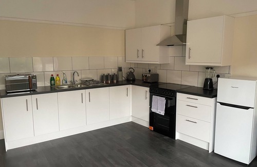 Bedford Apartment | Large, furnished 4 bedroom apartment suitable for workmen and teams